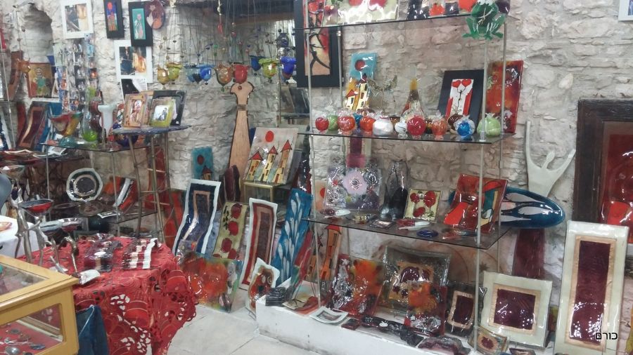 אומן זכוכית בOmodos